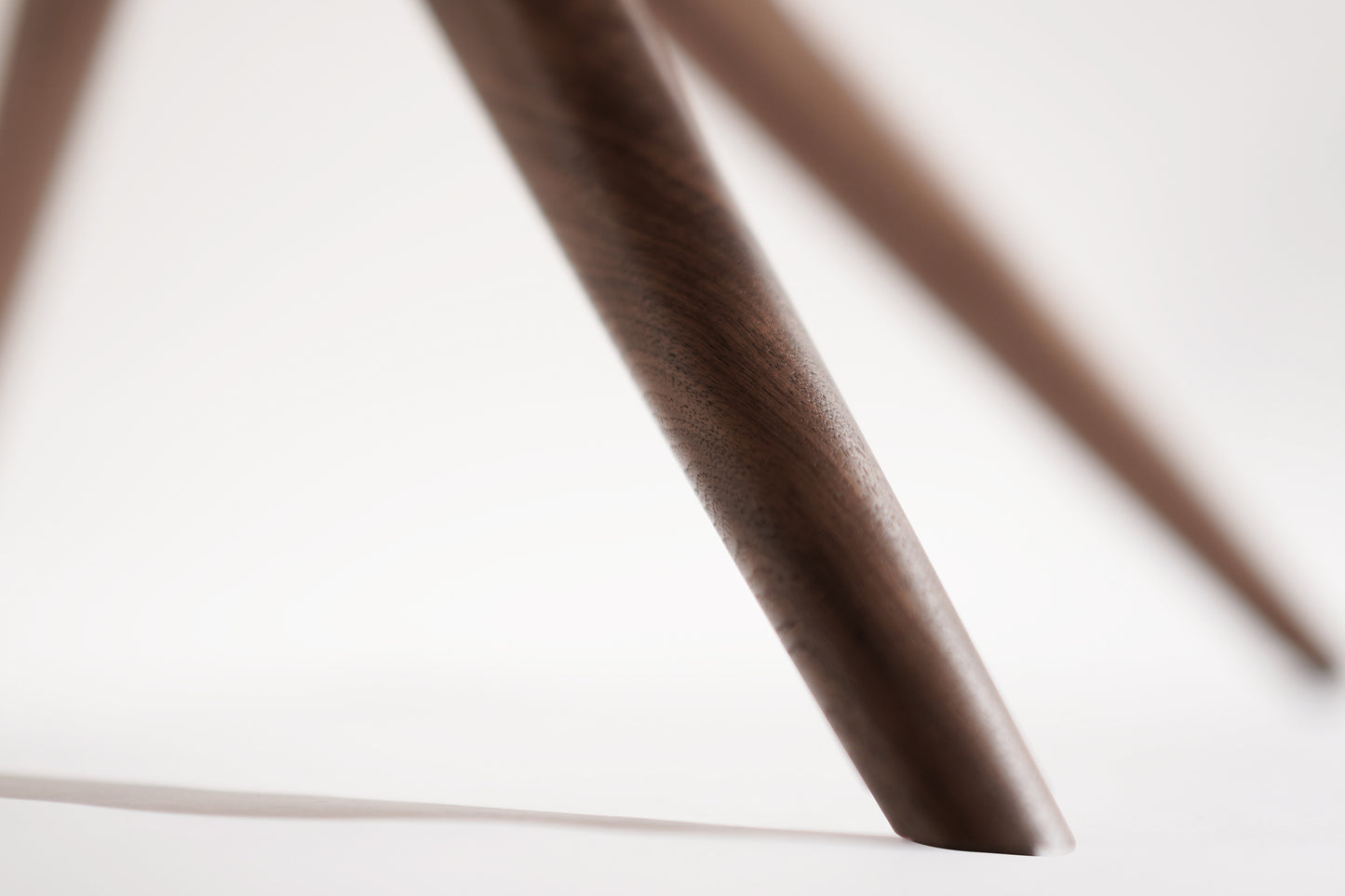 Gazelle Dining Table in Walnut Oval Version